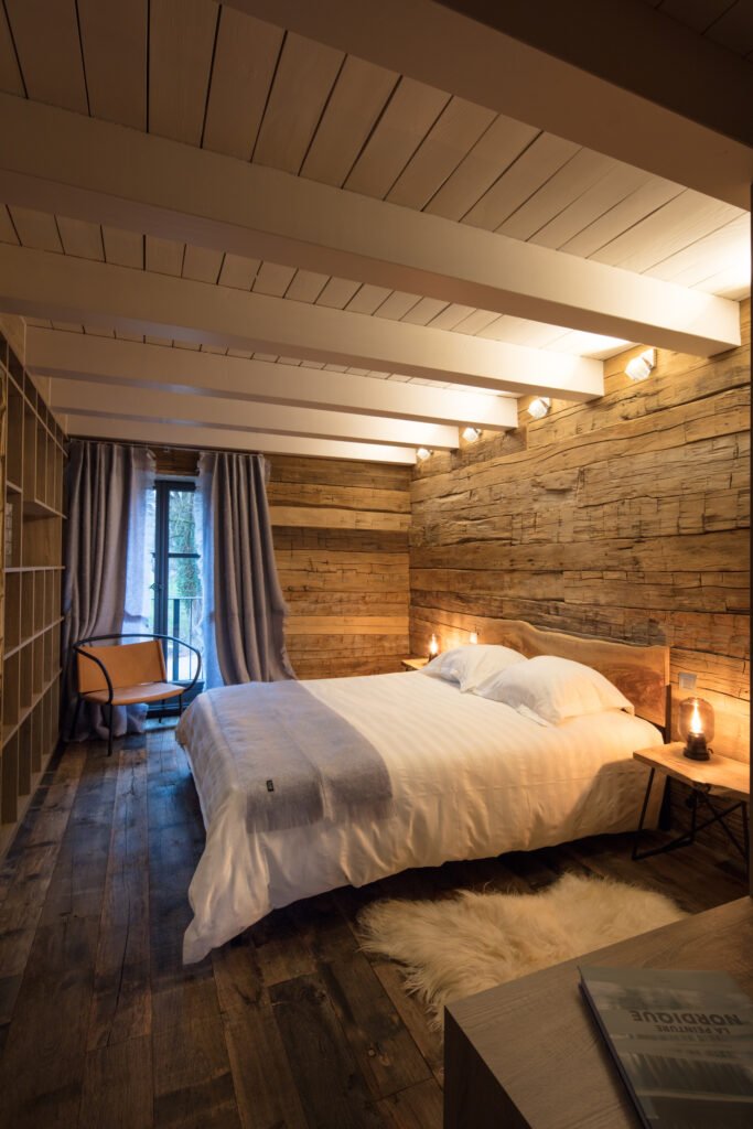 chambre chalet, bois sur les murs, tête de lit en bois massif, peau de bête au sol, architecte d'intérieur paris