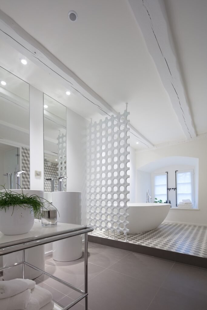 salle de bain blanche, carreau de ciment, radiateur suspendu, architecte d'intérieur paris