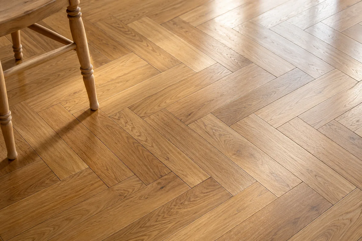 Parquet de chêne en bâtons rompus et piètement d’une chaise en hêtre clair