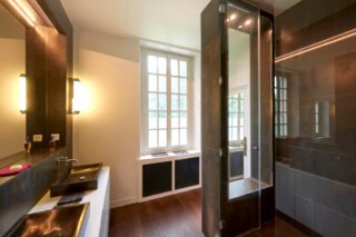 salle de douche carrelage marron, douche très grande hauteur, architecte d'intérieur