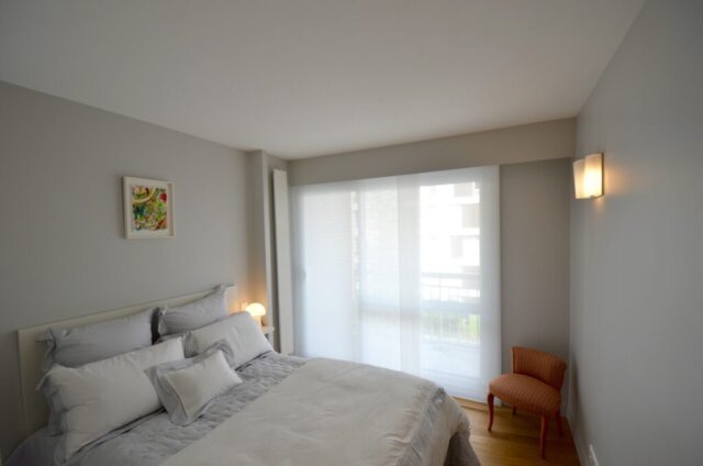chambre tout en douceur, nombreux oreillers, applique verre cloud, rideaux japonais Isa Moss , architecte d'intérieur paris