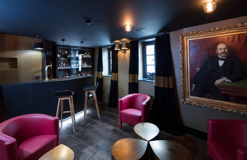 Bar anglais, table basse en laiton, rideaux Isa Moss, architecte d'intérieur Paris