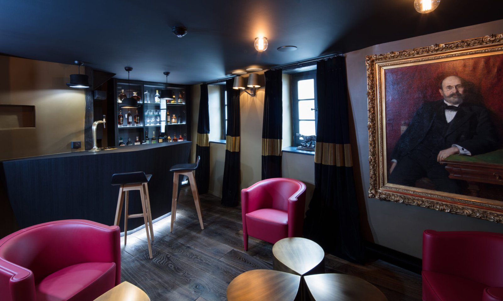 Bar anglais, table basse en laiton, rideaux Isa Moss, architecte d'intérieur Paris