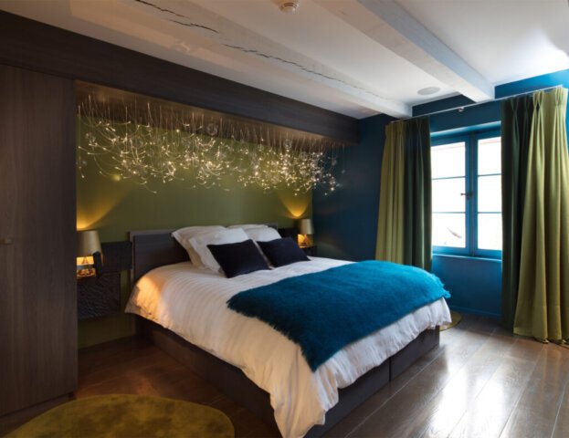 chambre avec ciel d élit en fibres optiques, Isa Moss, parquet bronze, rideaux velours Isa Moss architecte d'intérieur paris