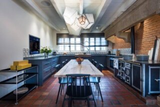 cuisine Perene, plan de travail en lave, table la parqueterie nouvelle, suspension sur mesure, architecte d'intérieur paris