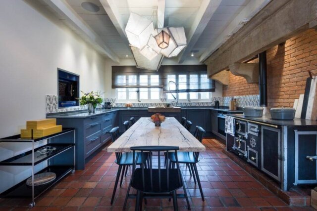 cuisine Perene, plan de travail en lave, table la parqueterie nouvelle, suspension sur mesure, architecte d'intérieur paris
