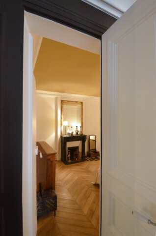chambre murs blancs et plafond jaune, restauration parquet, architecte d'intérieur paris
