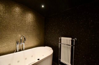 salle de bain mosaïque or et marbre, baignoire à remous, architecte d'intérieur paris