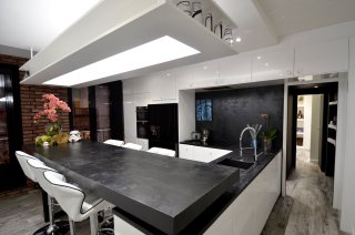 cuisine noir et blanche ouverte, IKEA, béton ciré, bar sur mesure, architecte d'intérieur paris