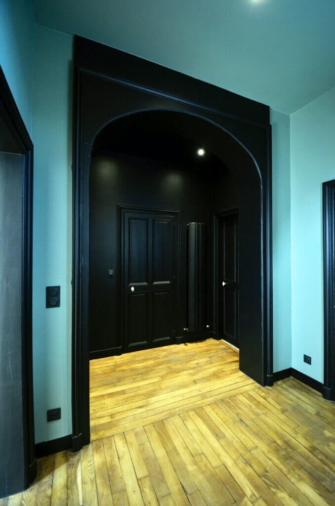 Landing area structuring access to the different levels of a private townhouse