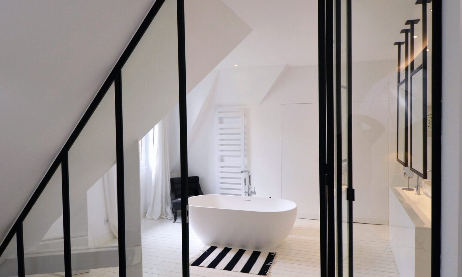 Suite parentale, baignoire ilot, parquet blanc, verrière, architecte d'intérieur paris