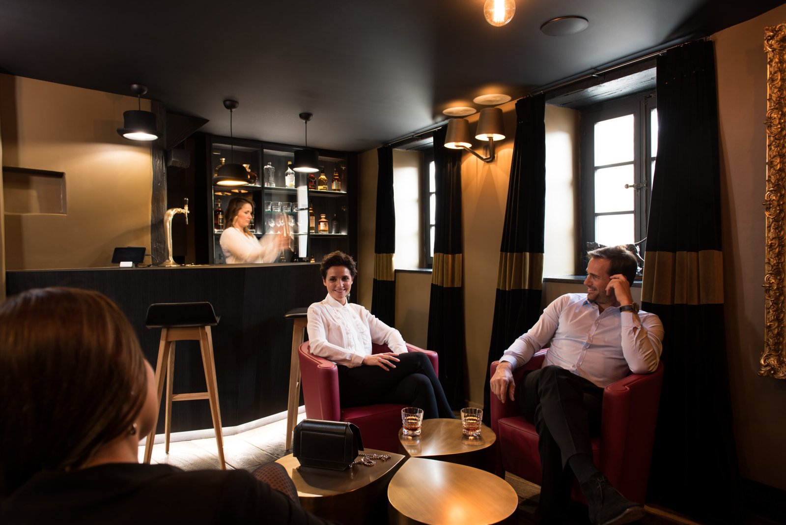 bar anglais, chic et cosy, table en laiton, architecte d'intérieur paris