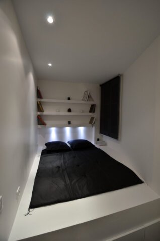 petite chambre d'amis sur un coffre de rangement, architecte d'intérieur paris